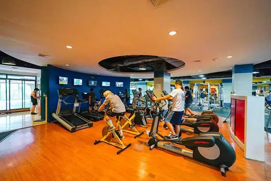 フィリピンのWinning English Academy語学学校のモダンなジムとフィットネス施設